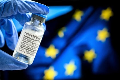 La Agencia Europea del Medicamento (EMA) dio aprobación a la vacuna de AstraZeneca y Oxford sin cuestionar la eficacia en mayores de 65 años, dejando en decisión de los países socios el modo de administración entre sus poblaciones. 