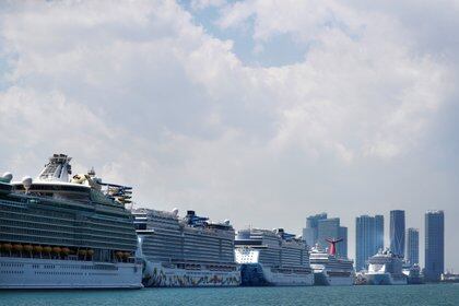 Cruceros atracados en el puerto de Miami mientras la industria del turismo se ve afectada por la propagación de la enfermedad del coronavirus COVID-19 (REUTERS)