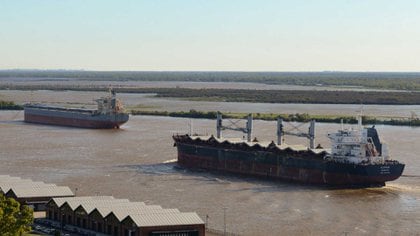 La llegada y salida de buques a los distintos puertos de la Hidrovía Paraná Paraguay también se encuentra interrumpida
