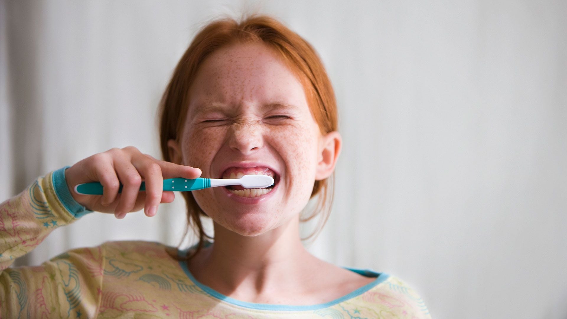 El bruxismo, un hábito involuntario y mecánico que hace que los pacientes aprieten los dientes a modo de compresión (Getty Images)