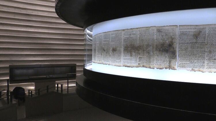 Sala de exhibición de los rollos del Mar Muerto. Un verdadero templo, que invita al silencio. (EFE)