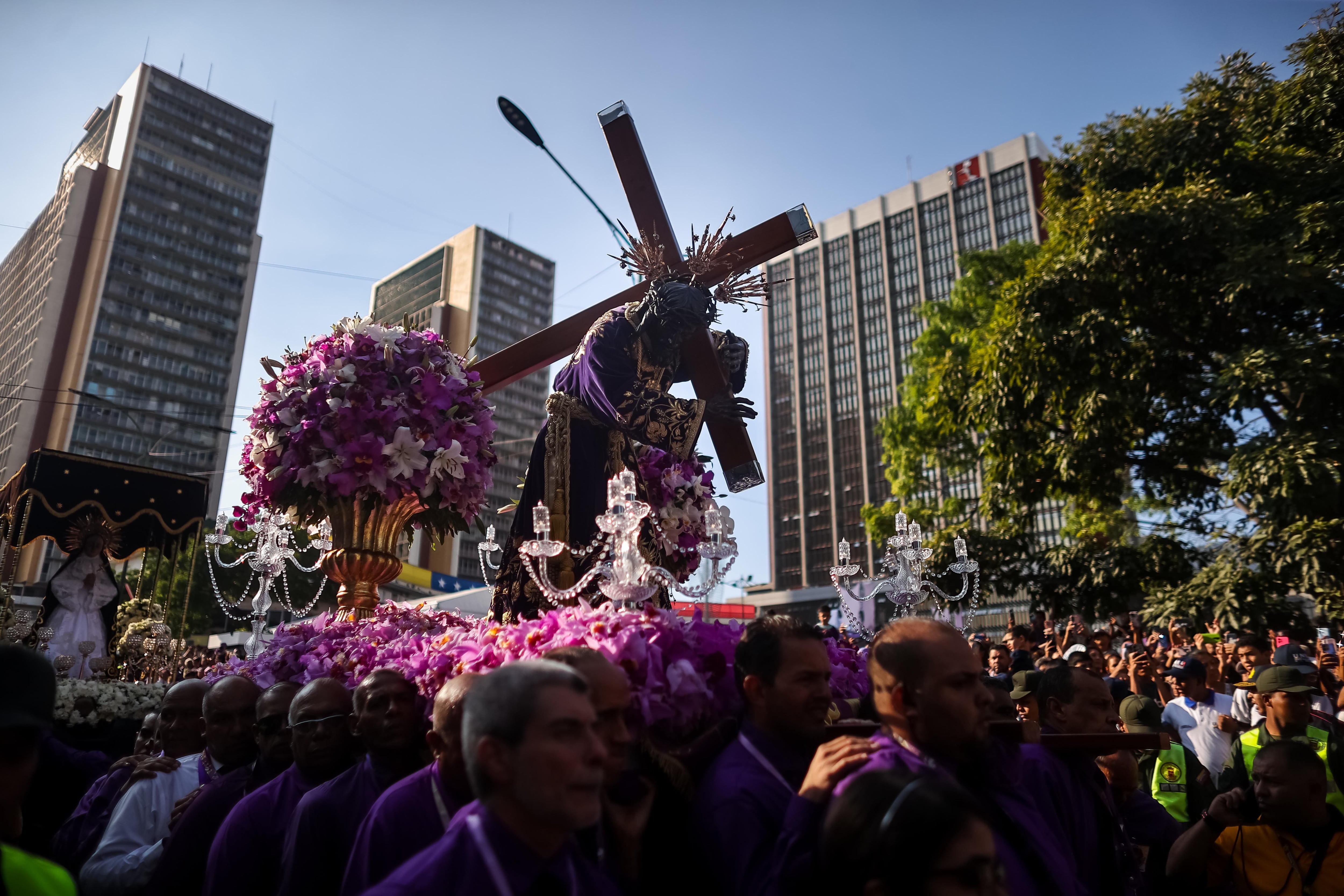 Personas participan durante la procesión del Nazareno de San Pablo este miércoles, en Caracas (EFE/Miguel Gutiérrez)