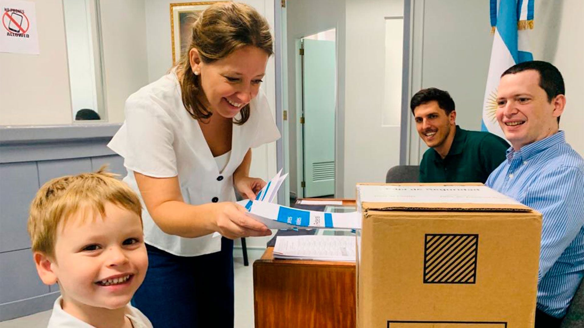 Una típica postal de votación de argentinos en el exterior. Los ciudadanos registrados tienen que asistir personalmente en los consulados y embajadas habilitadas (@JorgeFaurie)