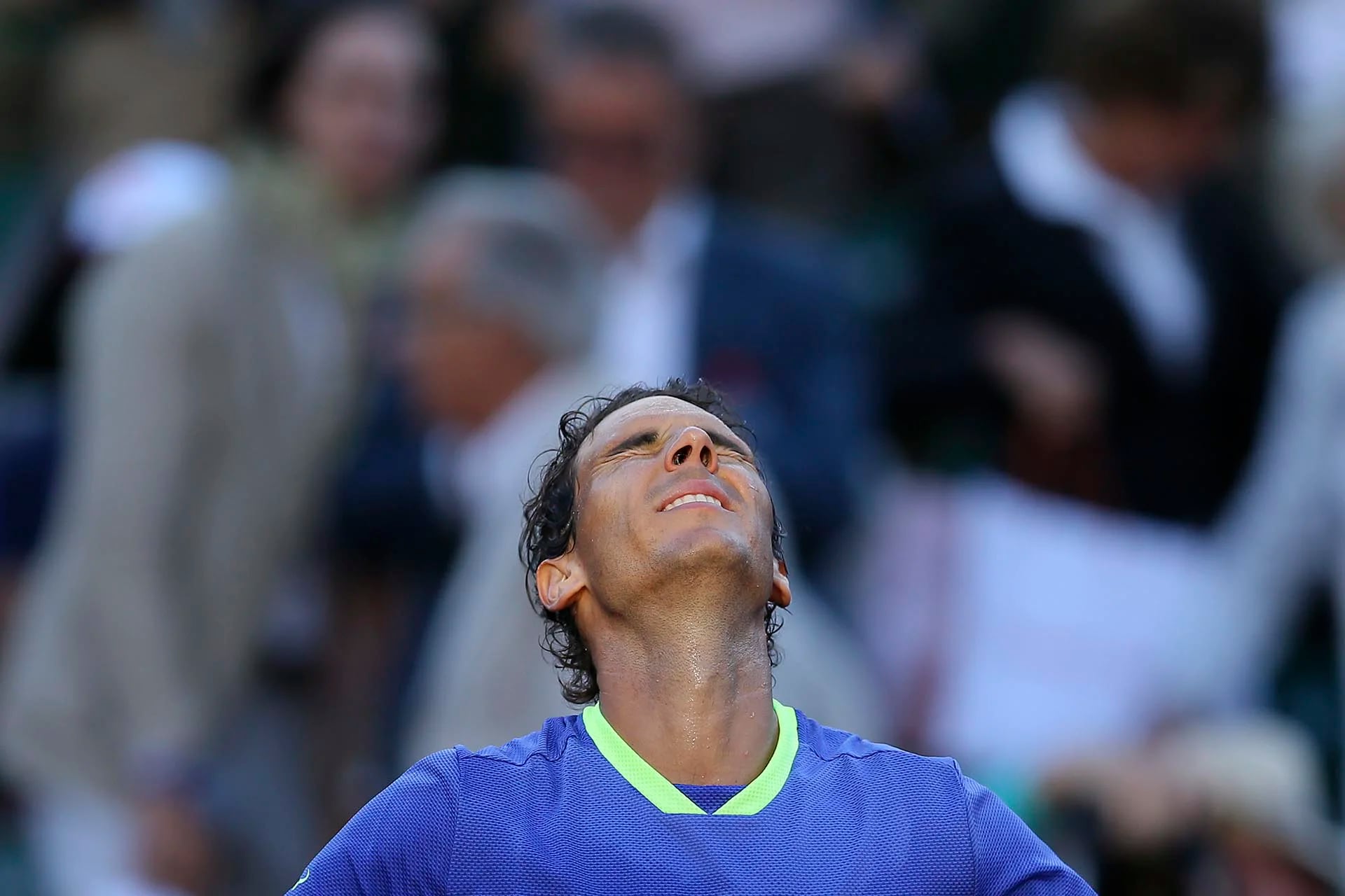 El español Rafael Nadal cierra los ojos después de derrotar al austríaco Dominic Thiem en la semifinal del torneo de tenis Roland Garros
