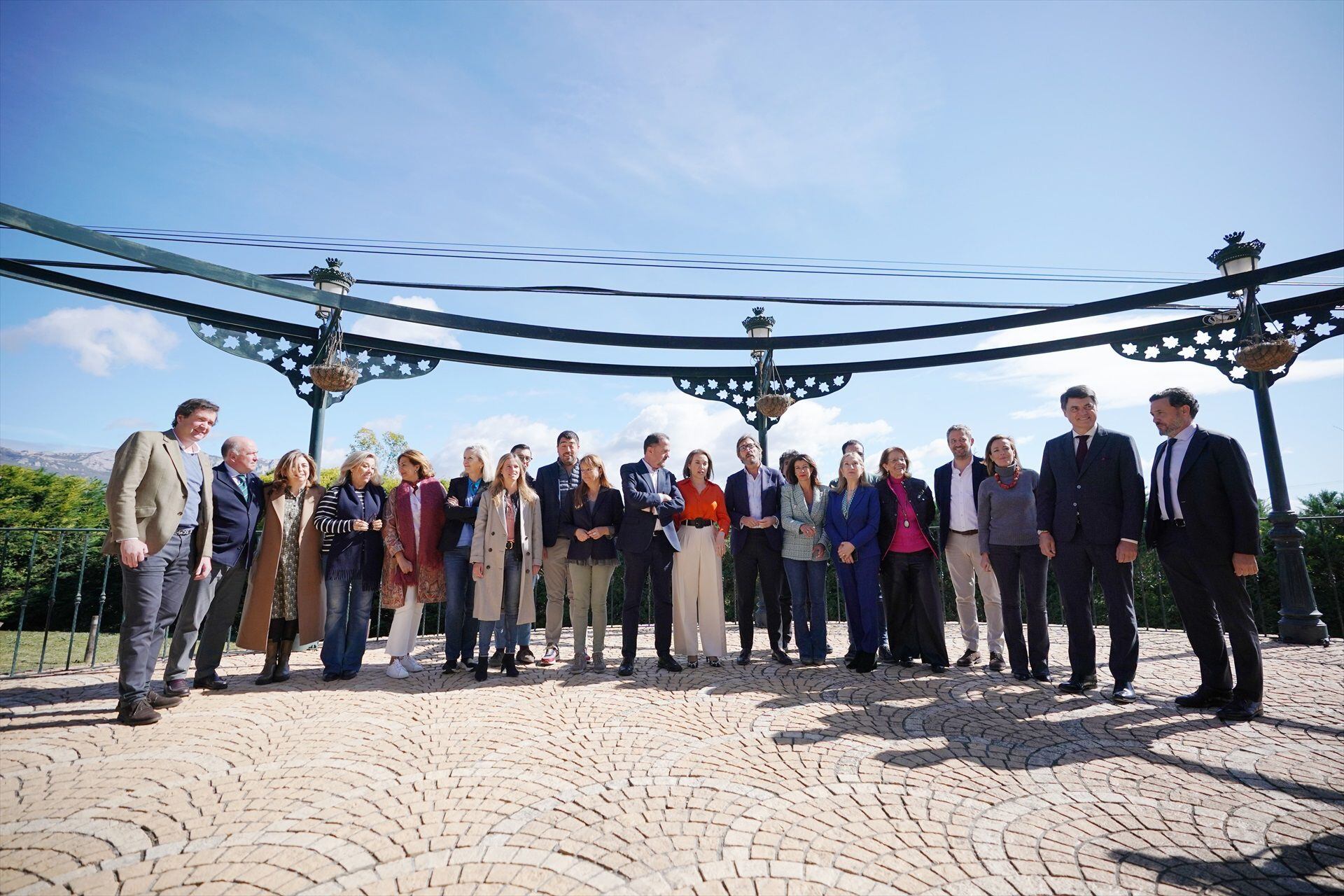 Foto de familia de los asistentes a su llegada a la reunión del consejo de dirección del PP, a 13 de abril de 2023, en Laguardia (Iñaki Berasaluce / Europa Press)