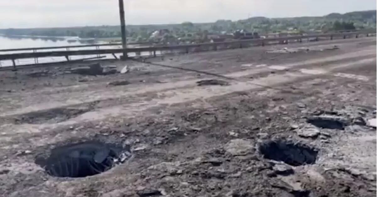 Die Ukraine bombardierte eine strategische Brücke in der Stadt Cherson, die von russischen Truppen erobert wurde.