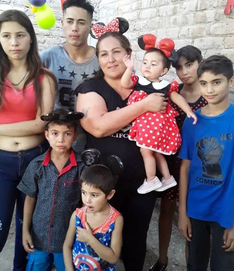 La familia completa vive en un casa prestada en una finca en Agrelo