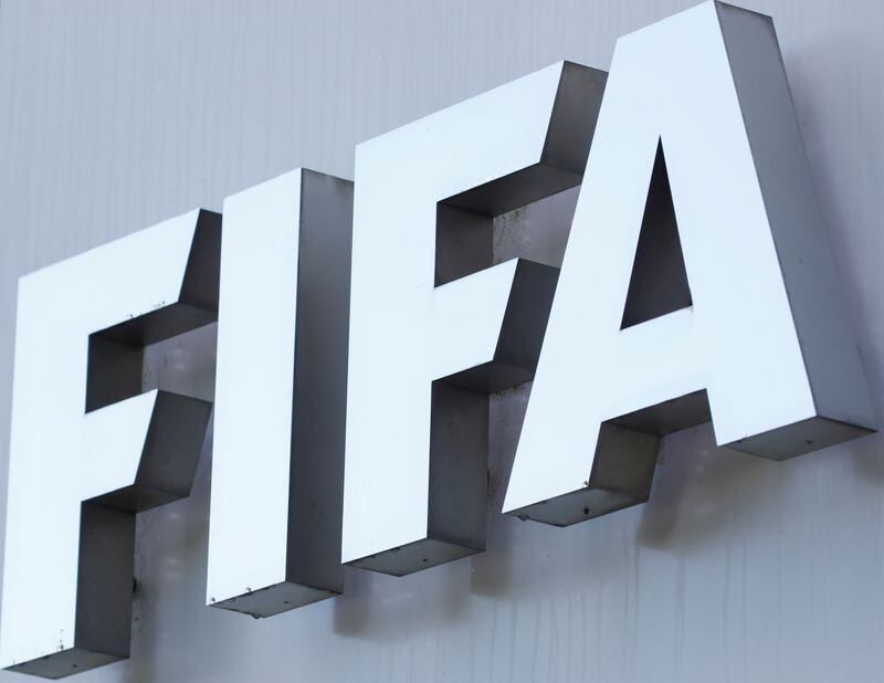 FOTO DE ARCHIVO: El logotipo de la FIFA ante su sede en Zúrich, Suiza, 5 de agosto de 2020. REUTERS/Arnd Wiegmann