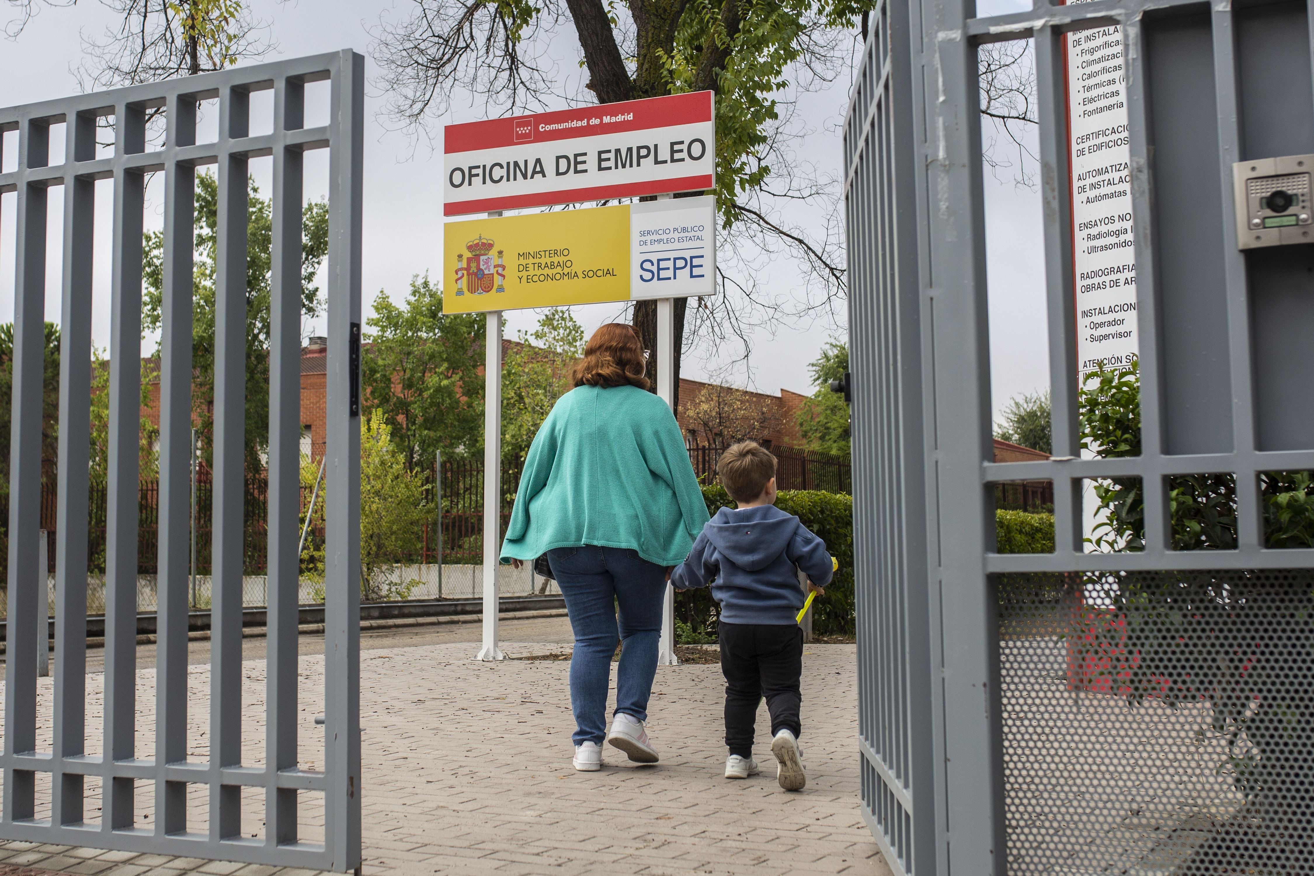 02-09-2021 Una mujer y un niño en las inmediaciones de una oficina del SEPE y oficina de empleo de la CAM, a 2 de septiembre de 2021, en Madrid (España). Aunque el final del verano suele dejar cifras negativas en los datos del paro del mes de agosto, este año los datos arrojan un balance de 82.583 desempleados menos registrados en las oficinas de los Servicios Públicos de Empleo, lo que supone el mayor retroceso en un mes de agosto dentro de la serie histórica. Asimismo, el paro cae un 2,4% con respecto al mes anterior y un 12,3% con respecto al año anterior.ECONOMIA Alejandro Martínez Vélez - Europa Press