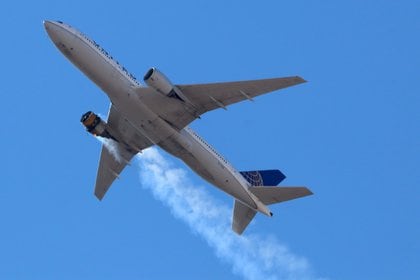 El vuelo UA328 de United Airlines, que transporta a 231 pasajeros y 10 tripulantes a bordo, regresa al Aeropuerto Internacional de Denver con su motor de estribor en llamas después de que llamó a una alerta de mayo, sobre Denver, Colorado.  Hayden Smith/@speedbird5280/Handout via REUTERS.  