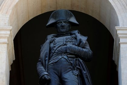 La estatua de Napoleón I del escultor Emile Seurre, hecha con 16 cañones rusos y austríacos capturados de los ejércitos enemigos en 1805, en el patio del Hotel des Invalides en París, Francia, el 28 de abril de 2021. REUTERS / Sarah Meyssonnier / Foto de archivo