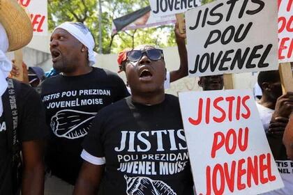 Imagen de archivo de una manifestación pidiendo justicia por el asesinato del presidente Jovenel Moise frente a un tribunal de Puerto Príncipe, Haití (REUTERS/Ralph Tedy Erol)