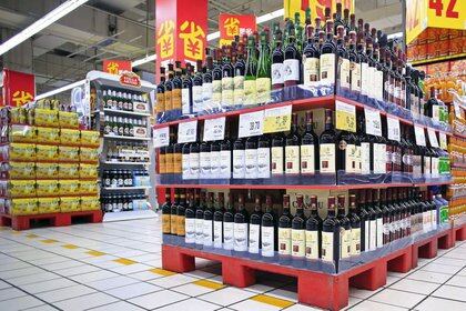 Góndola de vinos en un supermercado en Shanghai (Reuters)