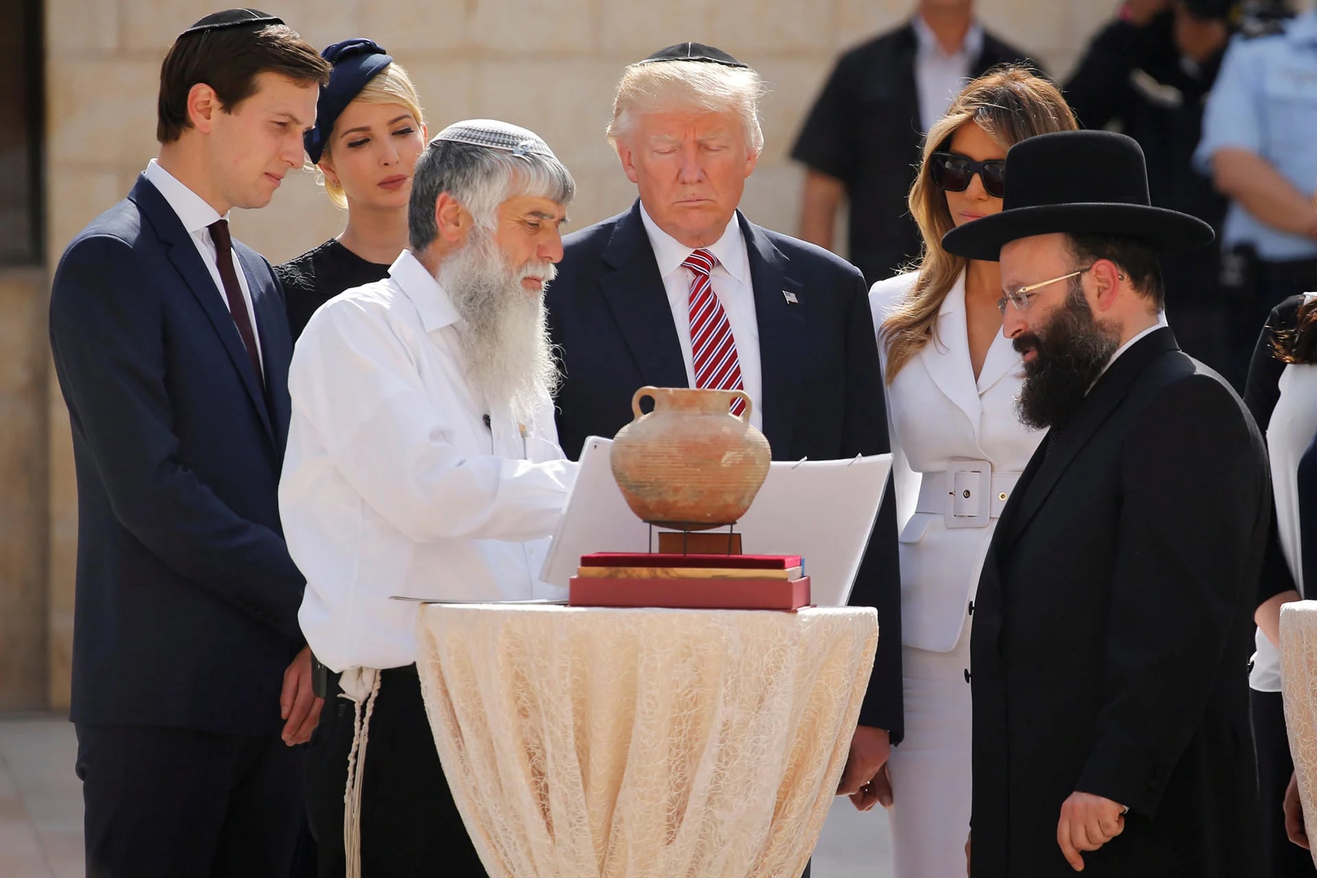 Trump y su familia junto al rabino Shmuel Rabinowitz en la plaza frente al Muro de los Lamentos
