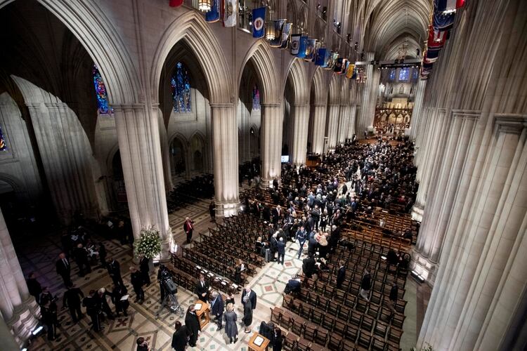Invitados al funeral llegan a la Catedral Nacional en Washington (Reuters)