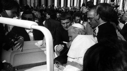 El comandante Alois Estermann (detrás del Papa) en el momento del ataque del turco Ali Agca en la Plaza de San pedro en 1981 (Reuters)
