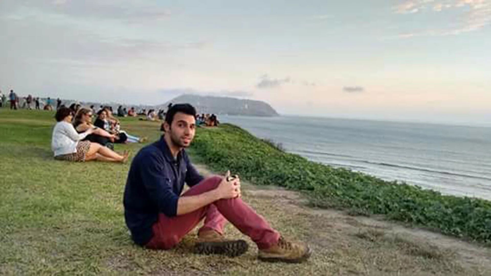 Sentado en un barranco de MKiraflores, frente al Pacífico, Fadi todavía recuerda con espanto la guerra en Siria.