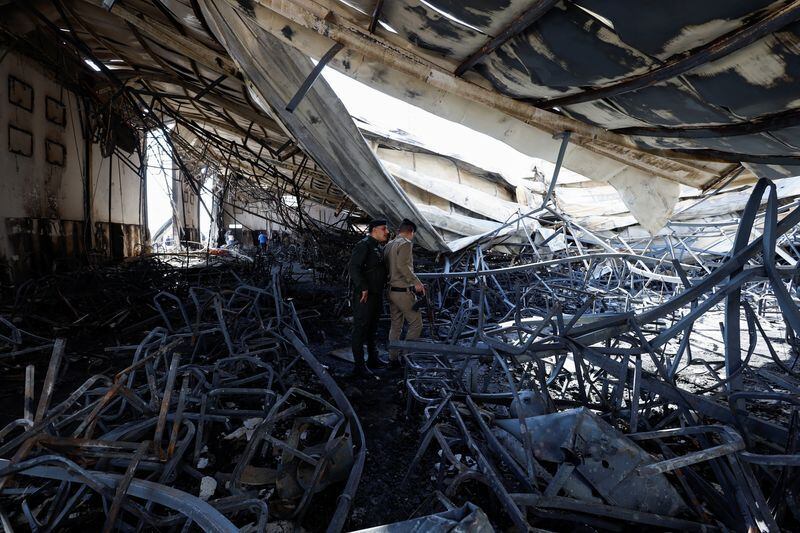 Entre los escombros, los equipos de rescate hallaron cuerpos carbonizados, irreconocibles, mientras, a la par, se oían gritos y llantos de sus allegados (REUTERS)