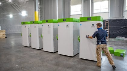UPS está construyendo una llamada finca de congeladores en Louisville, Kentucky, el centro de distribución más grande de esa empresa, donde puede almacenar millones de dosis a temperaturas bajo cero