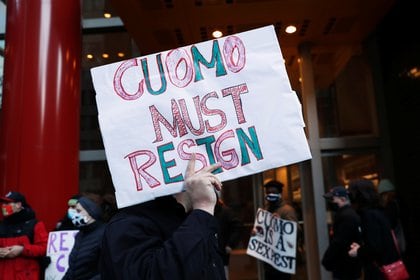 "Cuomo debe renunciar", reclama una protesta en Manhattan (Reuters)