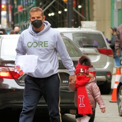 Bradley Cooper disfrutó de un día junto a su hija, Lea De Seine -fruto de su relación anterior con Iriana Shayk-. Padre e hija caminaron por las calles de Nueva York y le hicieron frente a las bajas temperaturas. La niña estaba abrigada con una campera de pluma, bufanda y gorro de lana