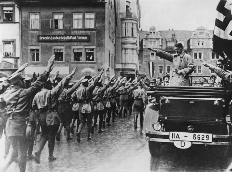 El líder nazi Adolf Hitler saluda a sus seguidores en 1930, cuando aún no ha toimado las riendas del país (Hulton Archive/Getty Images)