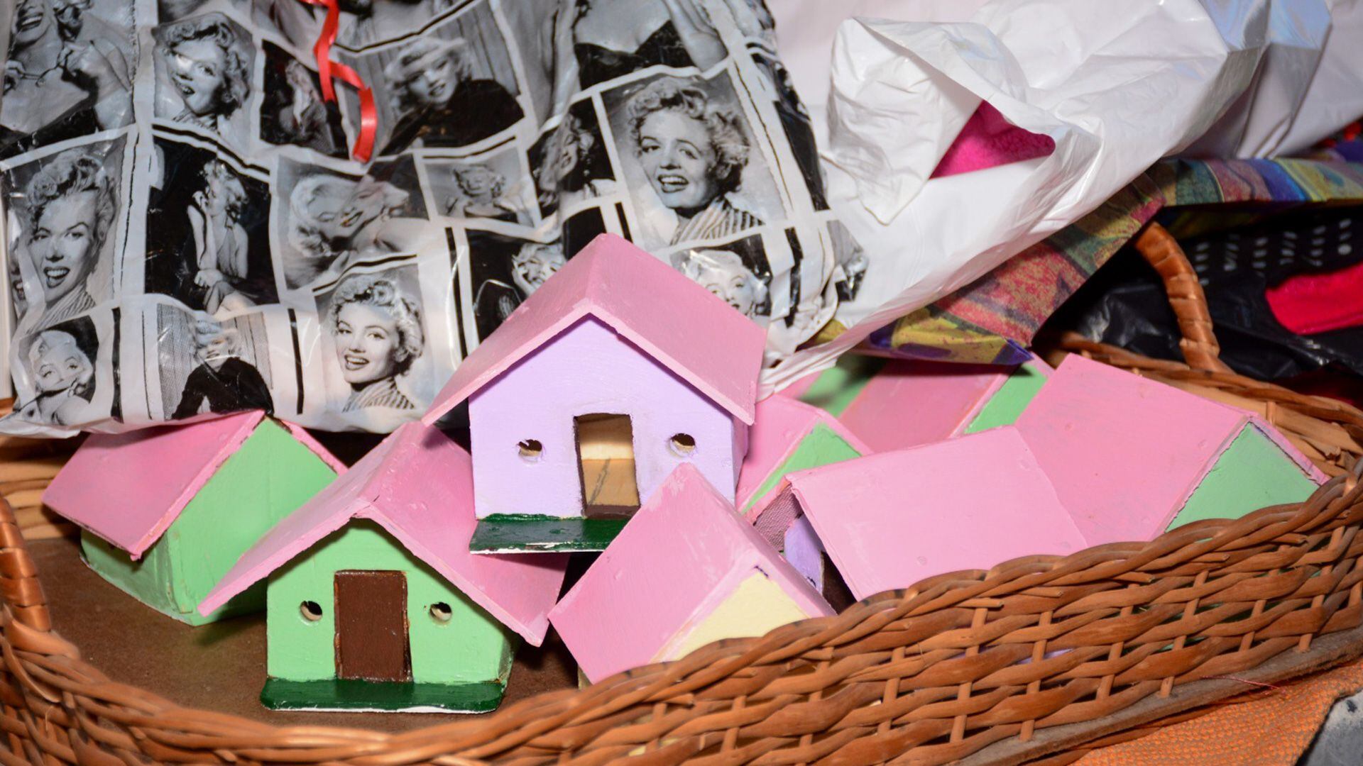 Los souvenirs que entregaron en las Boda de Oro de la pareja y por los 80 años de Nilda