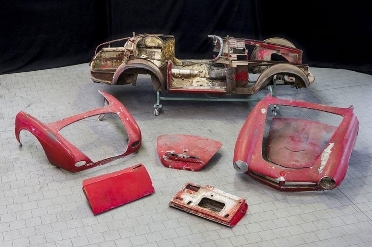 El auto fue desmontado por completo para realizar la restauración. (BMW)