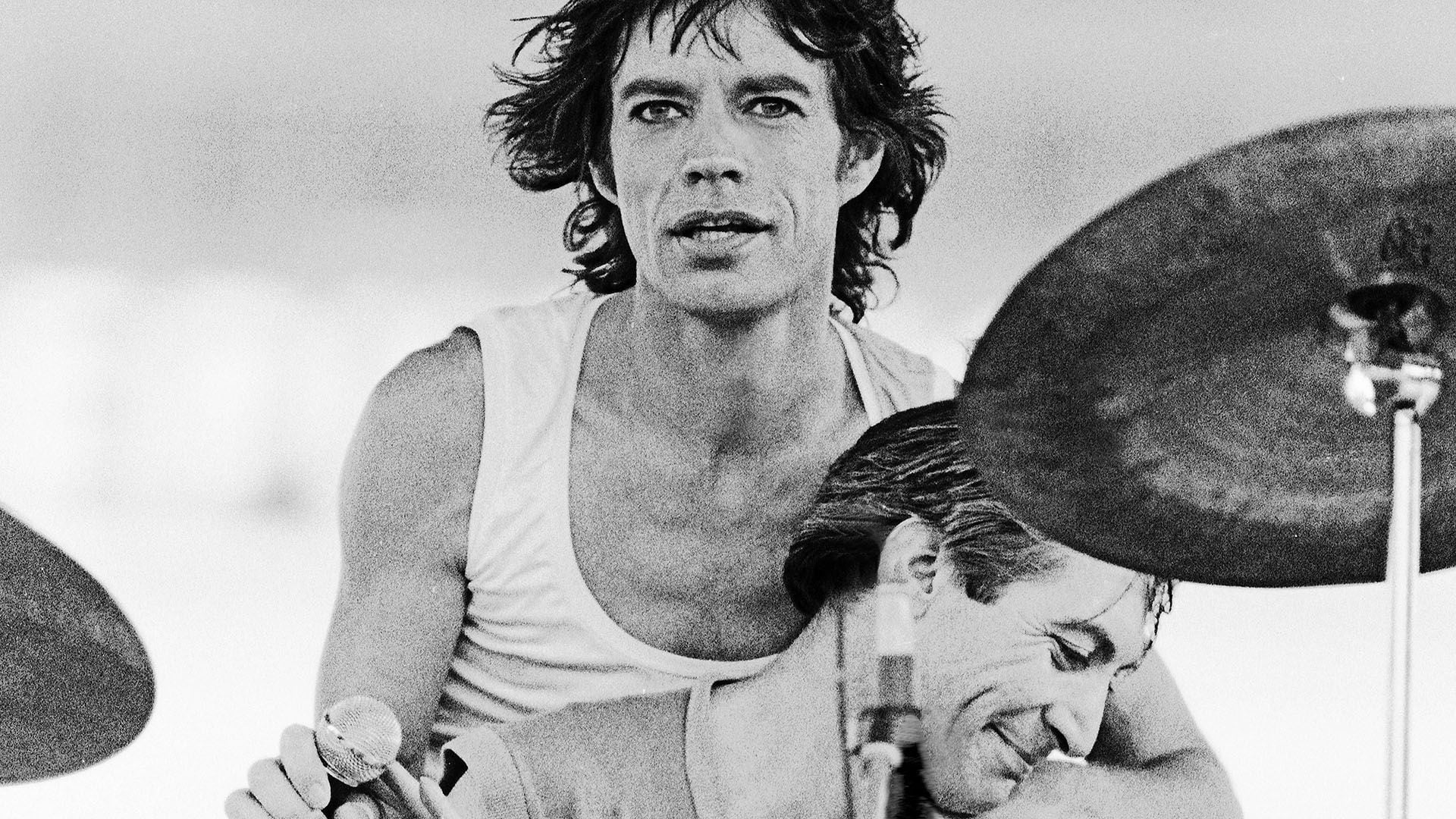 Mick Jagger y Charlie Watts en el documental Let's Spend the Night Together de 1981. El cantante conoció el lado menos amable del baterista cuando recibió una trompada de Watts que lo noqueó (Photo by Aaron Rapoport/Corbis via Getty Images)