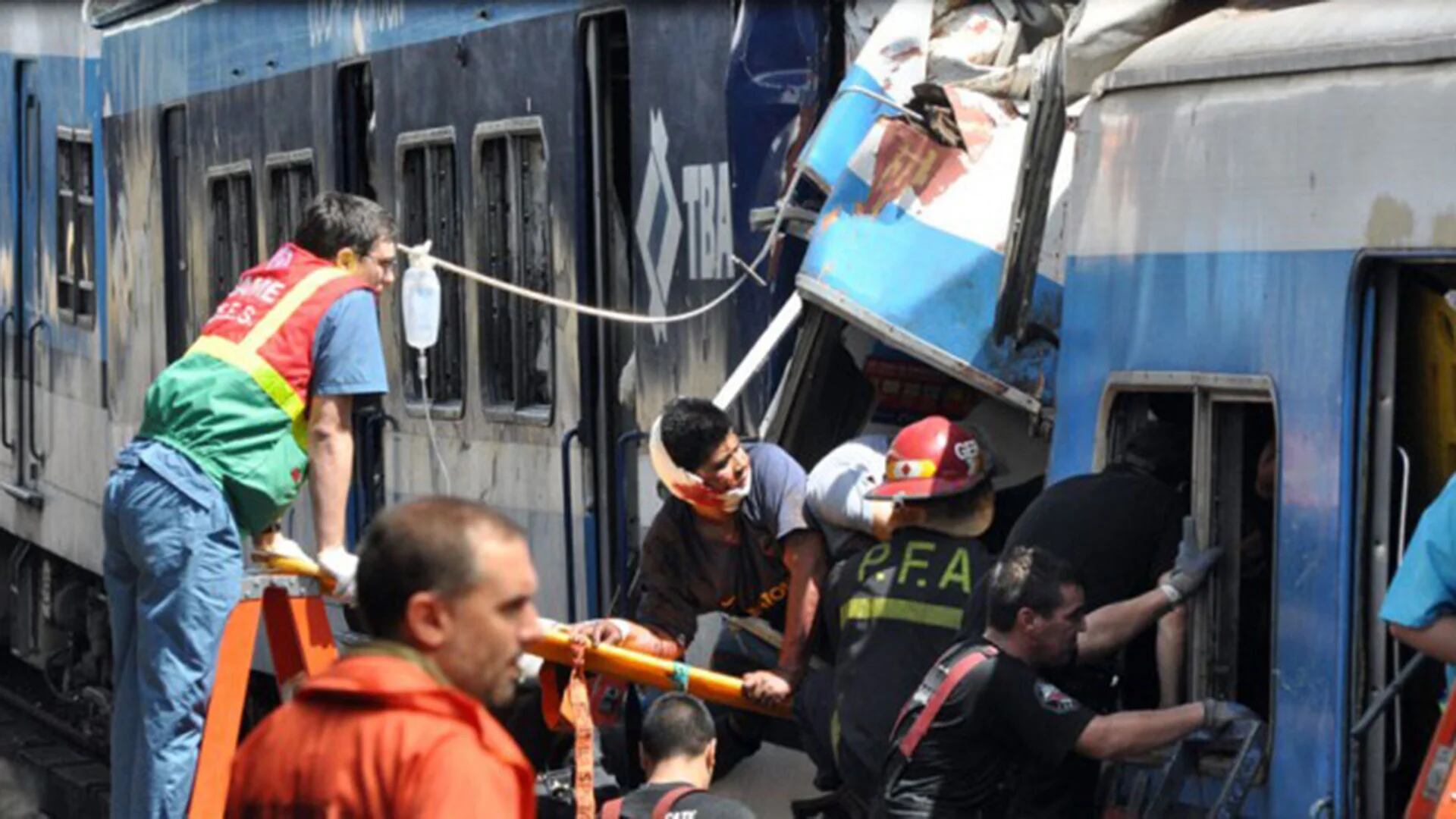 Los pasajeros del tren de la tragedia de Once son rescatados tras el impacto de la formación