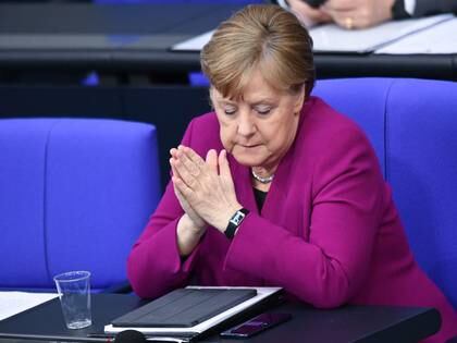 La canciller alemana, Angela Merkel, asiste a una sesión de la Bundestag para abordar las políticas sobre el coronavirus. Abril 23, 2020. REUTERS/Annegret Hilse