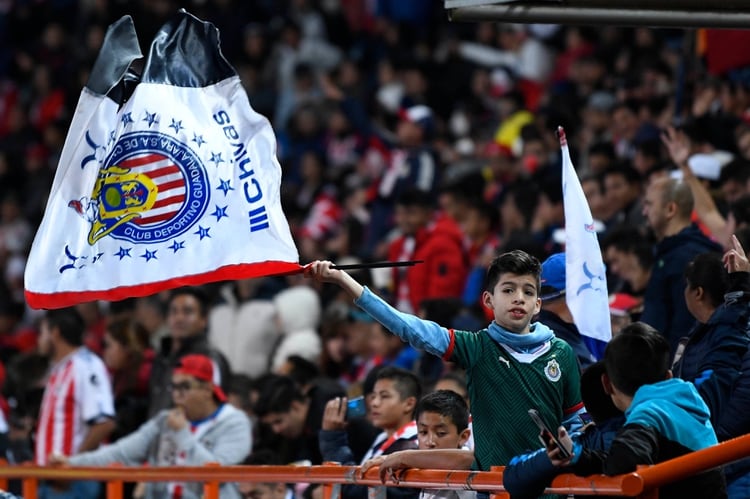 El Estadio Hidalgo se pintó de rojiblanco (Foto: Twitter @Chivas)