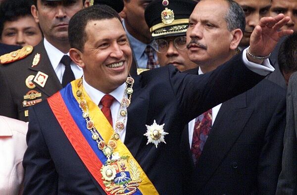 PODER A TRAVÉS DE LA IDENTIDAD: El ex presidente Hugo Chávez, quien murió en el 2013, buscaba renovar el sistema de documentos de identidad de Venezuela para que los ciudadanos “invisibles” obtengan acceso a los servicios básicos. REUTERS/Kimberly White