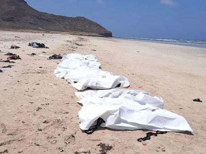 Los cuerpos de los presuntos migrantes que murieron después de que su barco volcó se ven dispuestos después de que fueron recuperados en la costa de Djibouti el 12 de abril de 2021.(Reuters)