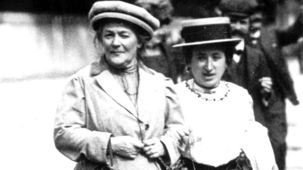 Rosa Luxemburgo (der.) junto a su amiga Clara Zetkin, dos íconos fundamentales del feminismo