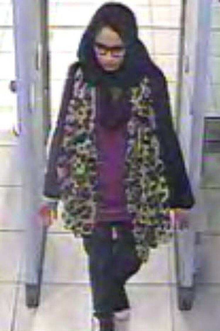Shamina en el aeropuerto de Gatwich en 2015, cuando partió para unirse al Estado Islámico (AFP)