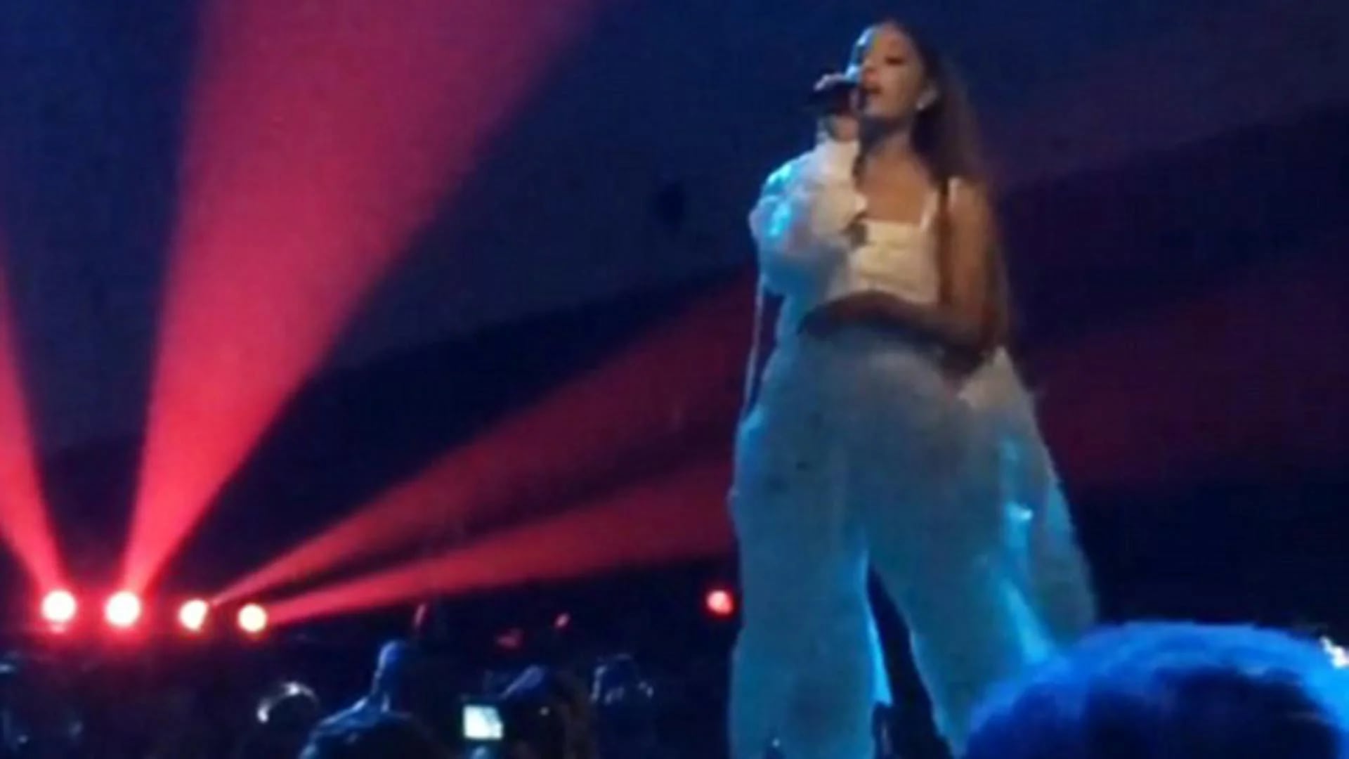 Ariana Grande había cantado la última canción por lo que estaba fuera del escenario al momento de la explosión