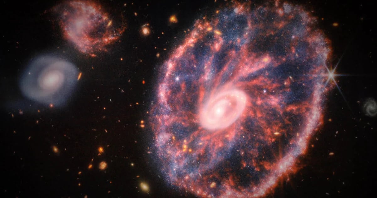 Gli astronomi hanno catturato una foto della “Mano di Dio” che emerge da una nebulosa