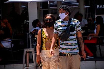 Una pareja pasea por la calle Ocean Drive en South Beach, en Miami, Florida (EFE/Giorgio Viera/Archivo)