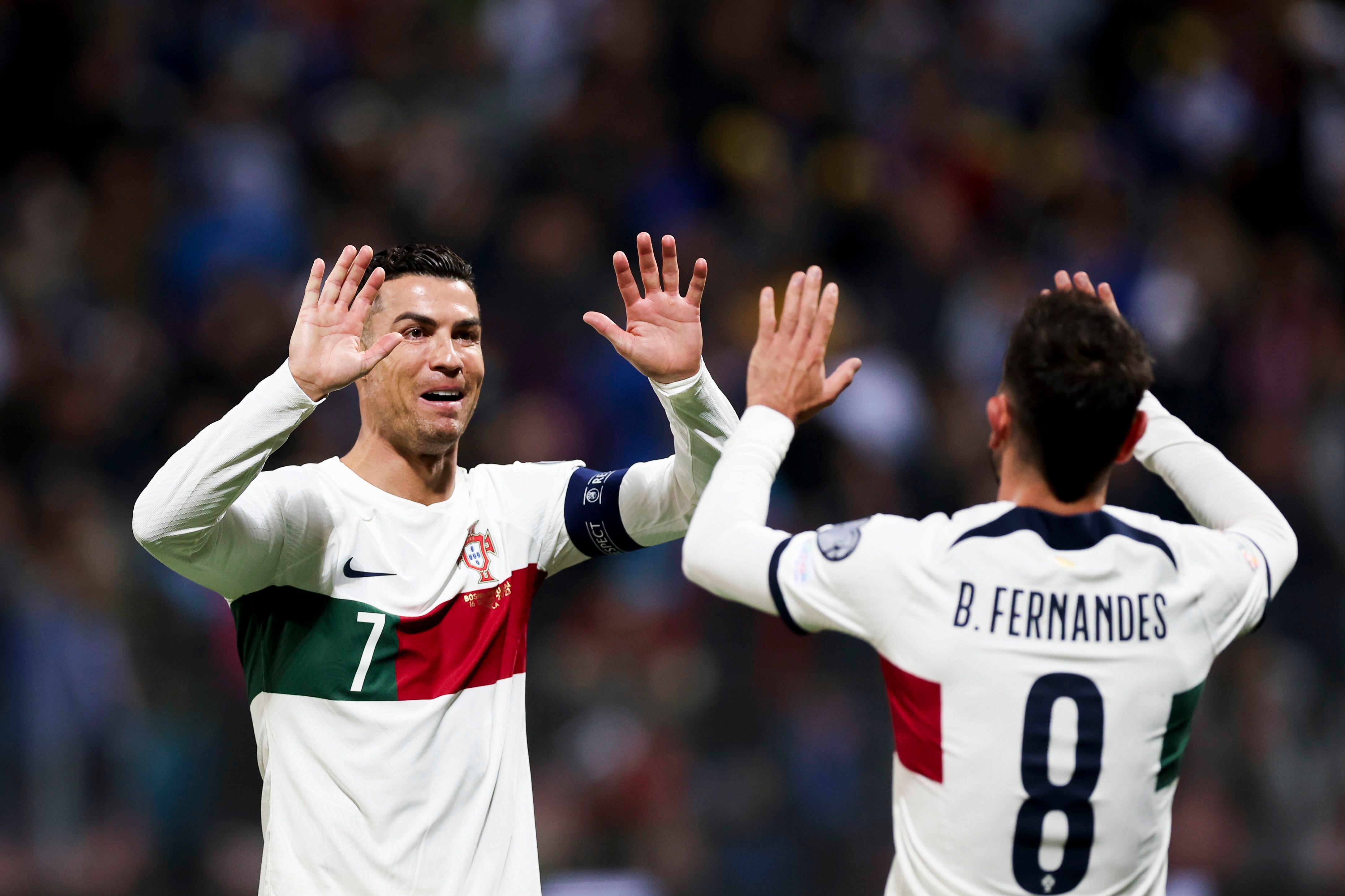 Cristiano Ronaldo celebra un gol con su compañero en la selección de Portugal Bruno Fernandes (R) durante el partido de clasificación para la Eurocopa 2024 contra Bosnia en Zenica. EFE/EPA/JOSE SENA GOULAO

