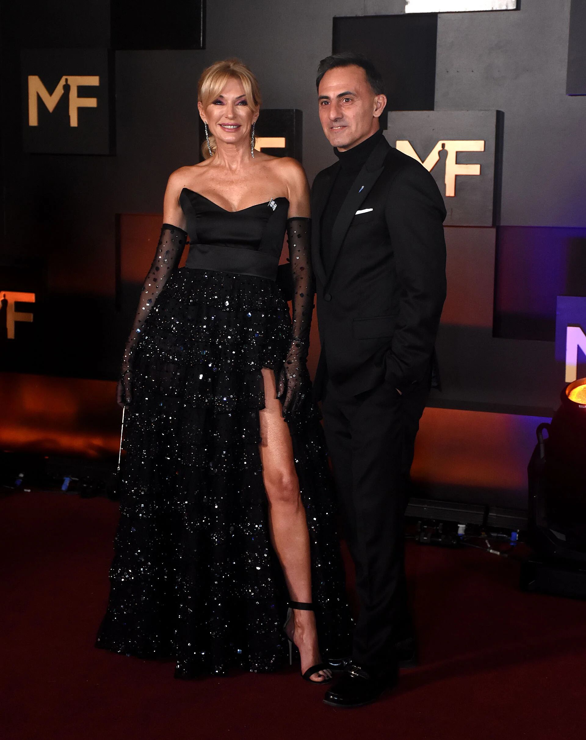 Yanina Latorre optó por un diseño de Jorge Rey y llegó a la gala con su marido Diego (Nicolas Stulberg)