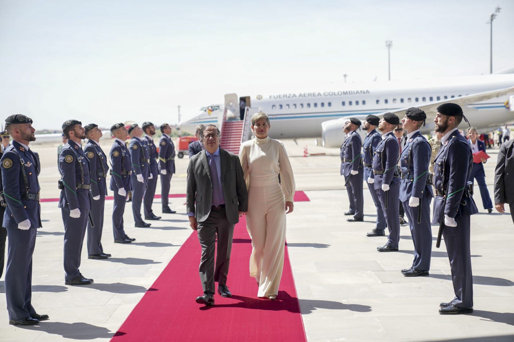 El presidente de Colombia, Gustavo Petro, a su llegada a Madrid este martes acompañado de su mujer, Verónica Alcocer. (EFE)