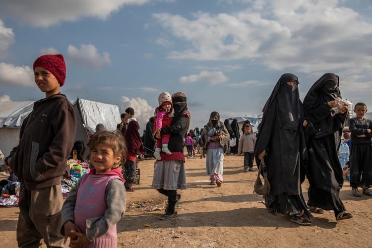 Familiares de combatientes del ISIS en el campamento Al Hol de Siria (Ivor Prickett/The New York Times)