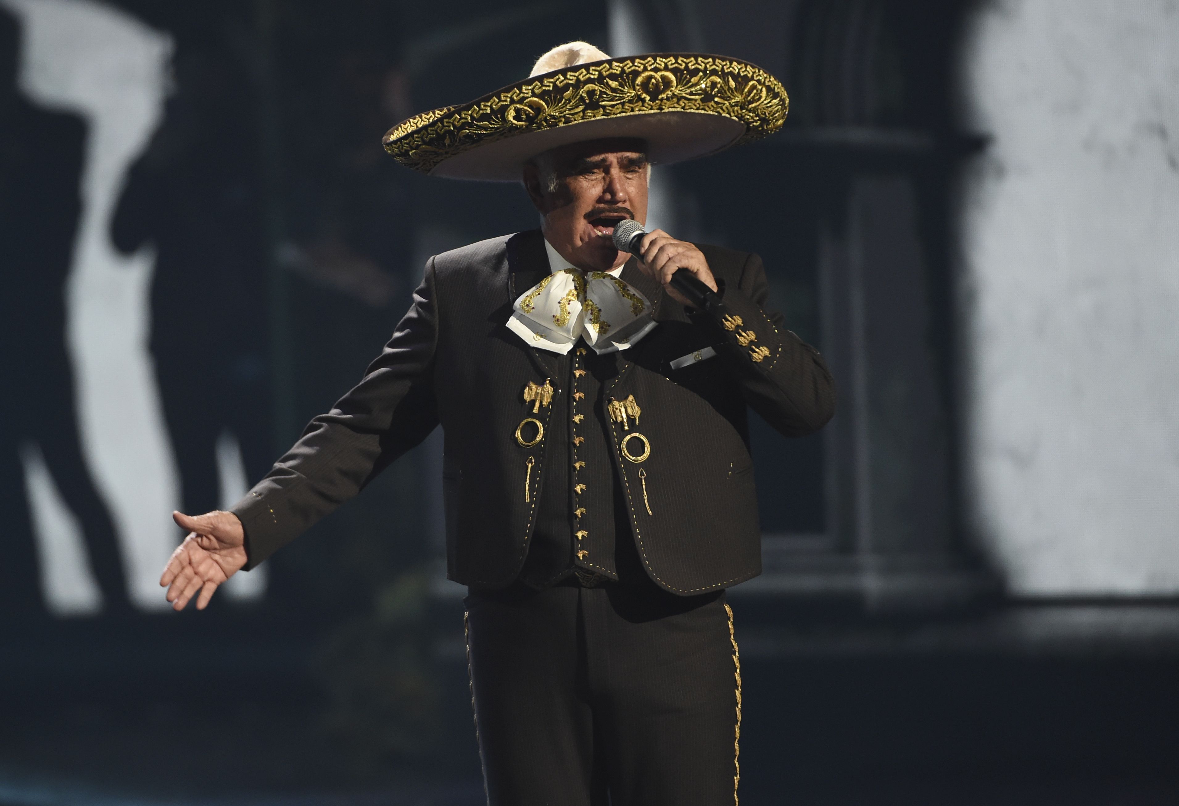 ARCHIVO- Vicente Fernández durante su presentación en la 20a entrega del Latin Grammy el 14 de noviembre de, 2019 en Las Vegas. Fernández ganó póstumamente el Grammy al mejor álbum de música regional mexicana (incluyendo tejana) por “A mis 80's” el domingo 3 de abril de 2022. (Foto AP/Chris Pizzello, archivo)