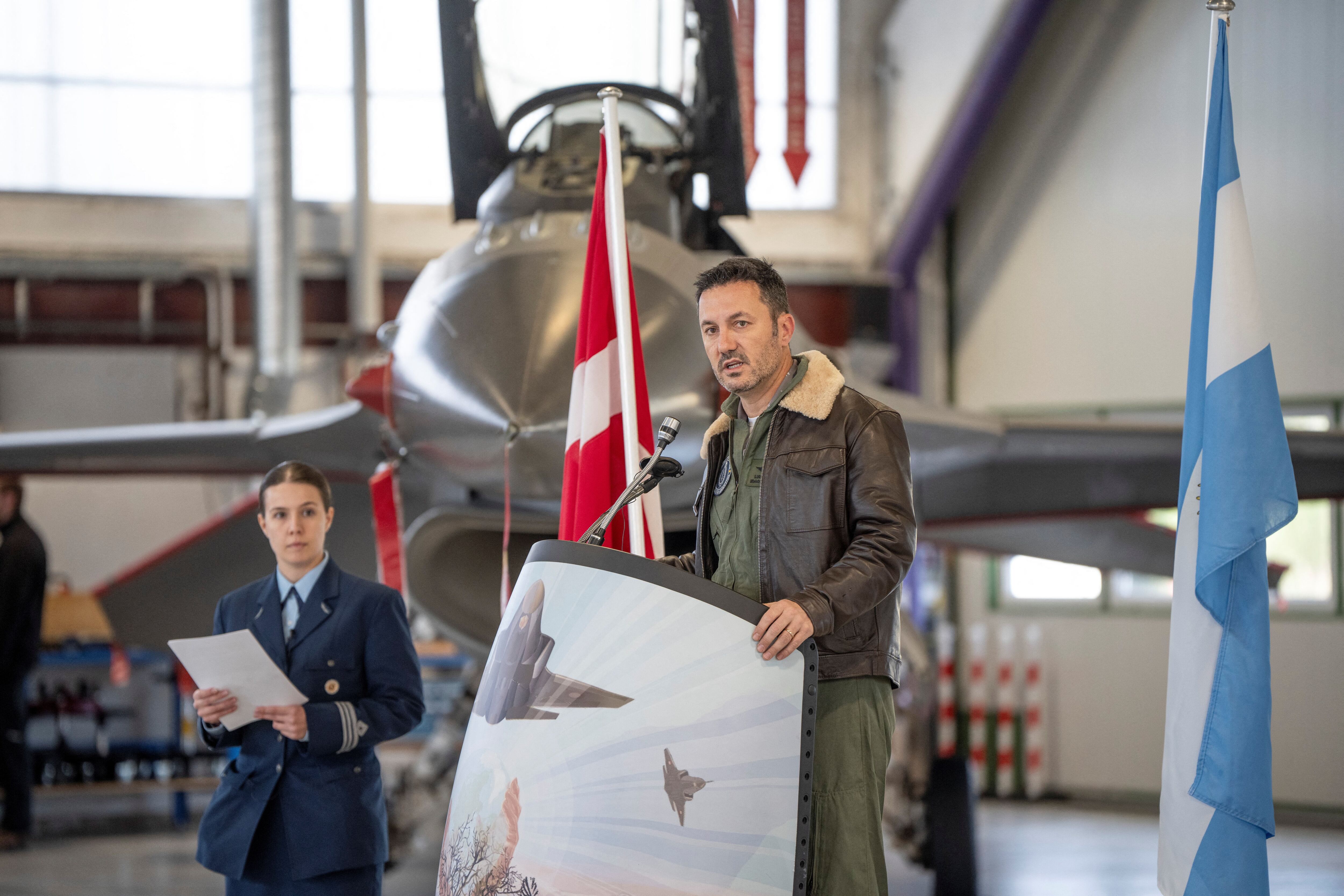 Luis Petri, ministro de Defensa de la Nación, en un acto en Dinamarca durante la firma del contrato para adquirir 24 aviones F-16 para la Fuerza Aérea 