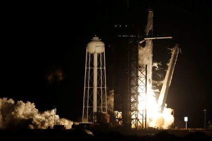 Un cohete SpaceX Falcon 9, coronado con la cápsula Crew Dragon, transporta a cuatro astronautas en la primera misión comercial de la tripulación de la NASA (REUTERS/Tom Baur)