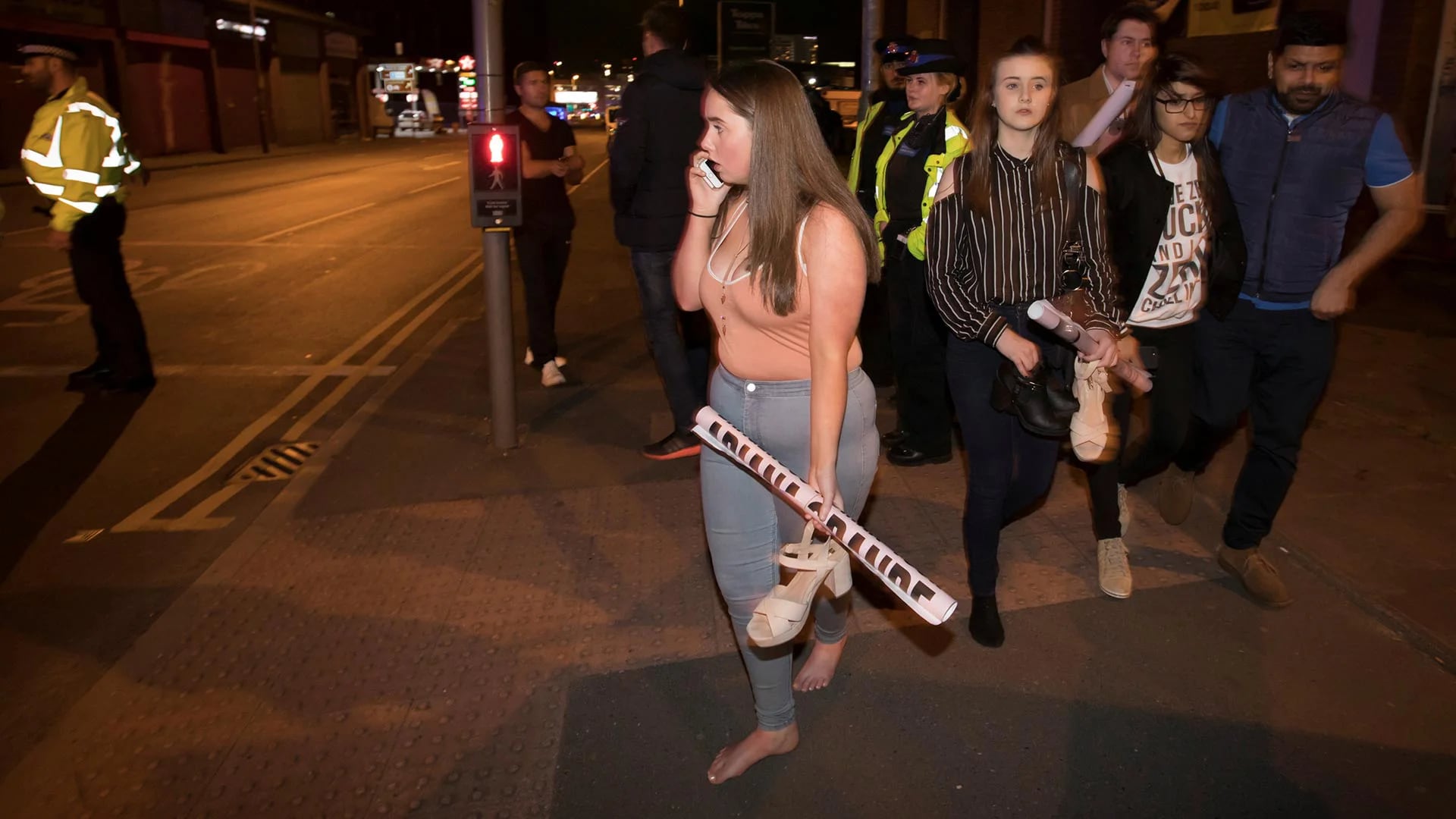 Una adolescente trata de comunicarse con sus padres luego de las explosiones tras el show de Ariana Grande en Manchester (Reuters)