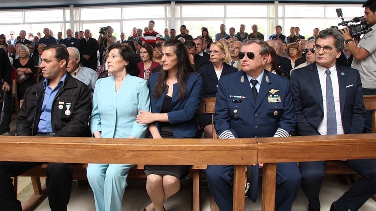 La familia, el jefe del Estado Mayor de la Fuerza Aérea, brigadier general (VGM) Enrique Víctor Amrein  y Claudio Avruj, secretario de Derechos Humanos (Thomas Khazki)