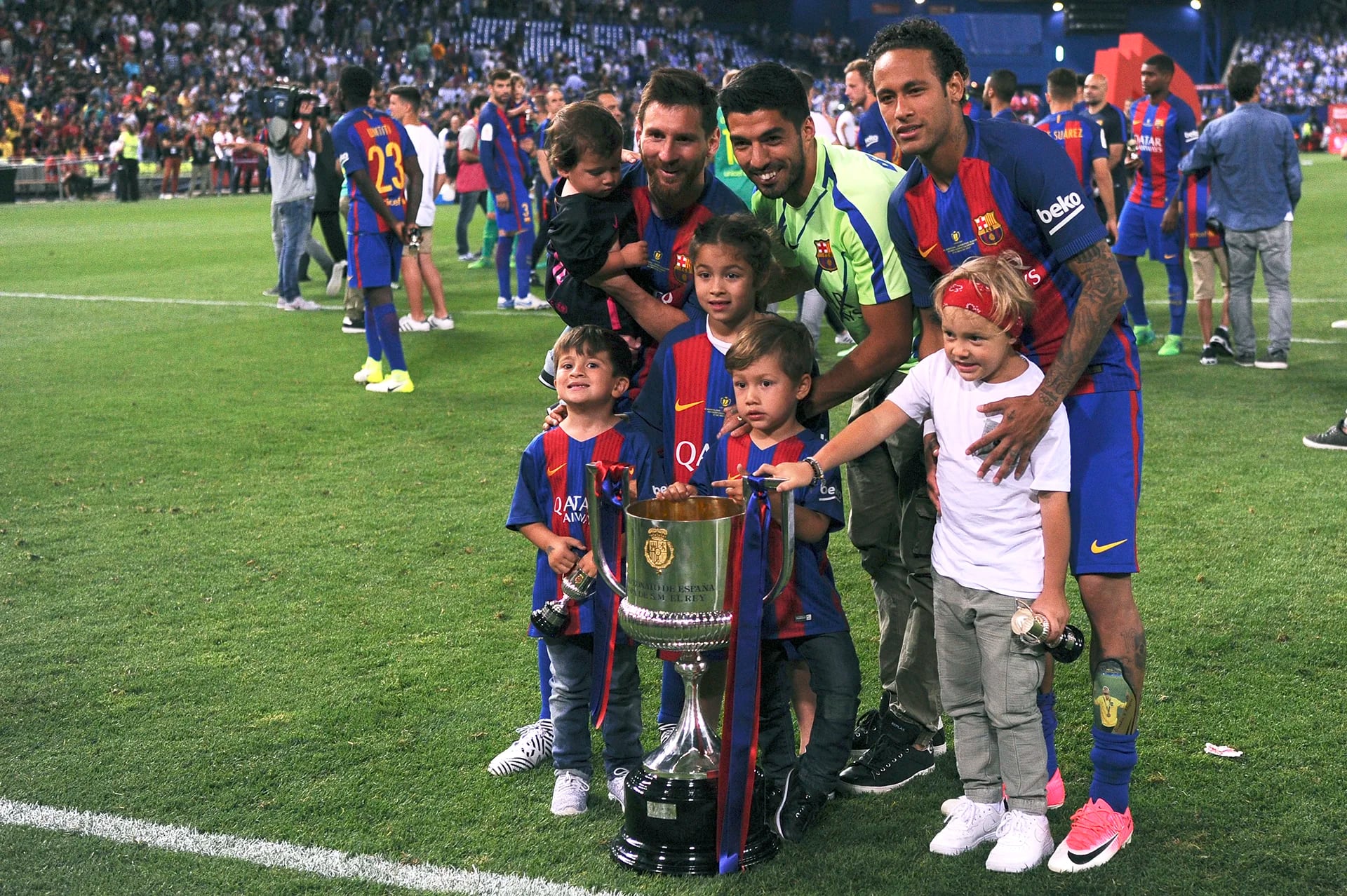 Otra toma del festejo de Lionel Messi, Luis Suárez y Neymar junto a sus hijos, todos alrededor de la Copa del Rey