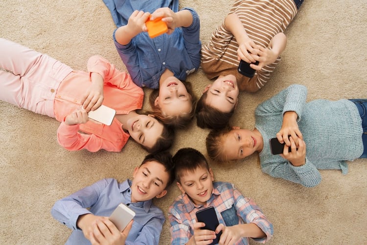 La naturaleza amorfa del término “tiempo de pantalla” es solo uno de los desafíos que enfrentan los padres al tratar de guiar a sus hijos en una era digital que no se parece en nada a la suya (Shutterstock)